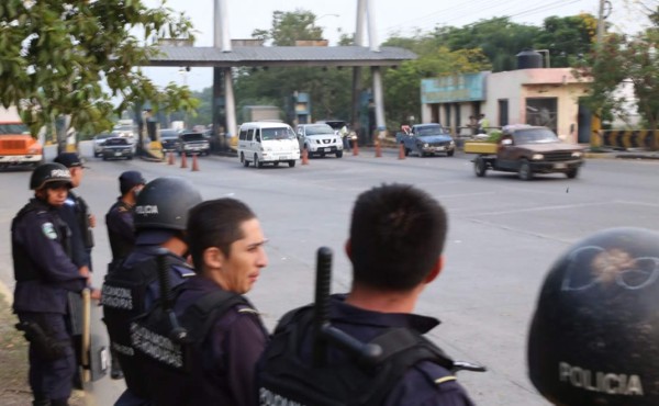 Policías y militares vigilan carreteras para evitar tomas