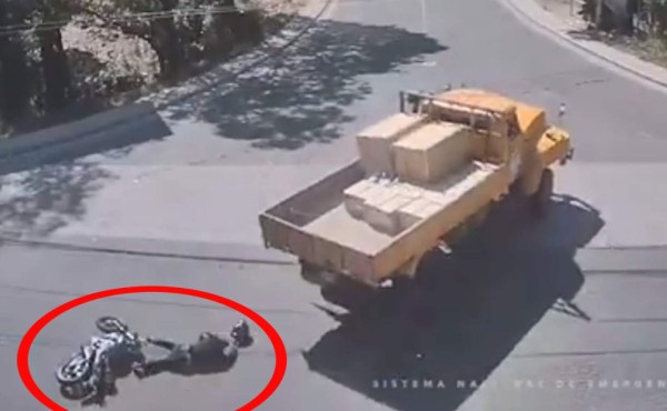 VIDEO: Motociclista es arrollado por volqueta tras intentar rebasarla  
