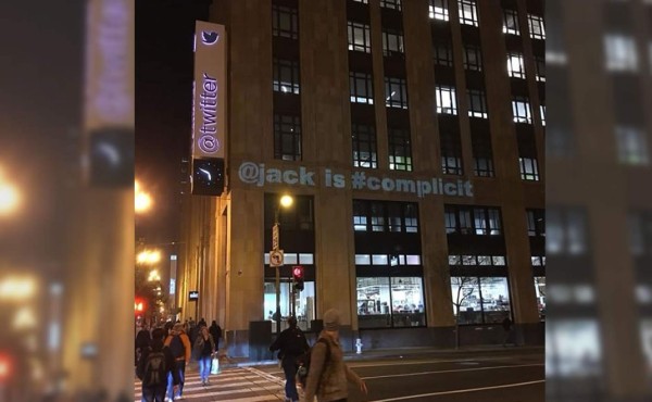 Protestan contra Twitter por no eliminar la cuenta de Trump