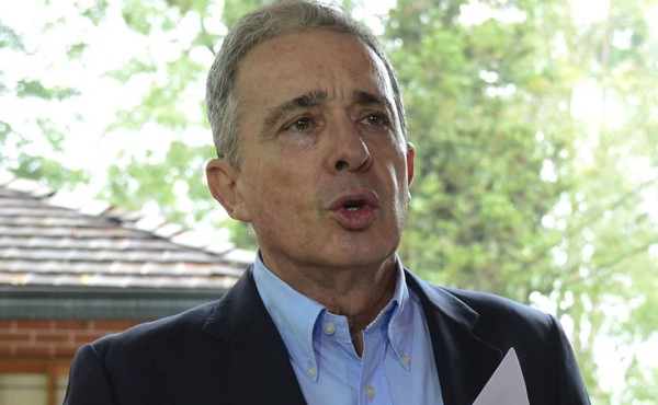 Álvaro Uribe dice que su hermano es preso político