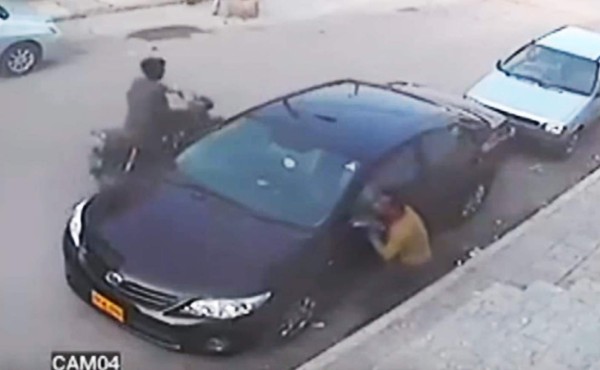 Ladrón se lleva feroz castigo por robar el espejo de un auto