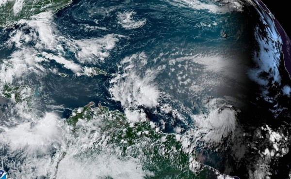 Meteorólogos vigilan dos ondas tropicales que pueden afectar las labores de rescate en Florida