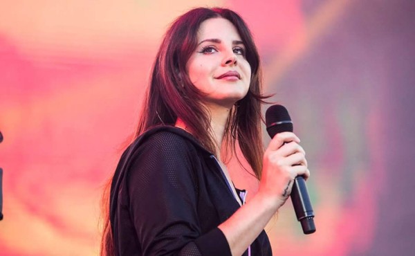 Lana del Rey lanza canción contra violencia por armas en EEUU