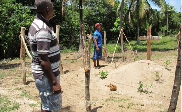 La Mosquitia: familiares enterraron a sus muertos al lado de sus casas