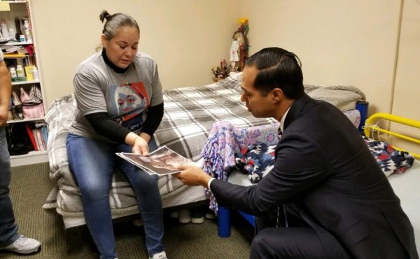 Candidato hispano promete ayuda a una migrante mexicana refugiada en una iglesia