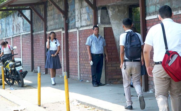Delincuencia acecha a los estudiantes afuera de colegios