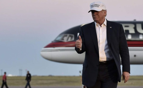 Campaña de Trump culpa a Hillary Clinton de dudas sobre origen de Obama