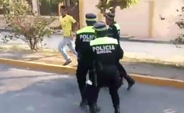 El video muestra el momento en el que el hombre huía de los agentes municipales.