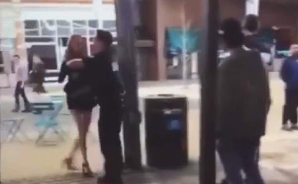 Un policía de Estados Unidos agrede brutalmente a una joven