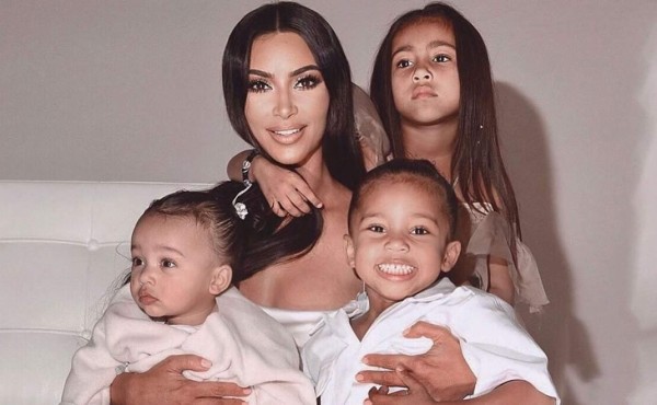 Kim Kardashian agregó con photoshop a sus hijos en postal navideña