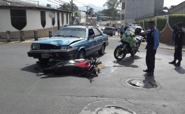 Se salvó de morir al impactar su carro contra los criminales en Tegucigalpa