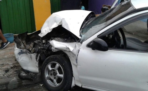 Cinco heridos en colisión entre rapidito y un taxi en Tegucigalpa