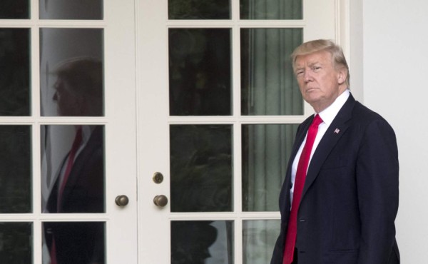 Trump critica la reforma de salud republicana y pide hacerla más 'generosa'