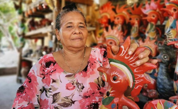 Alfareros hondureños se resisten a que desaparezcan los gallos de barro
