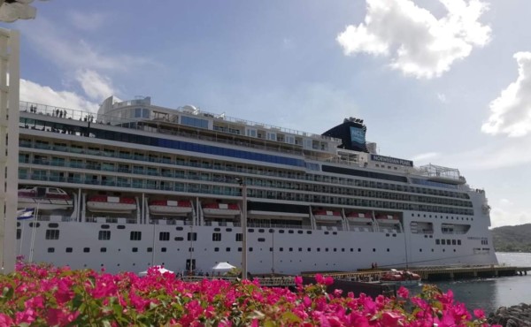 Casi 5,000 turistas llegan en tres cruceros a Roatán