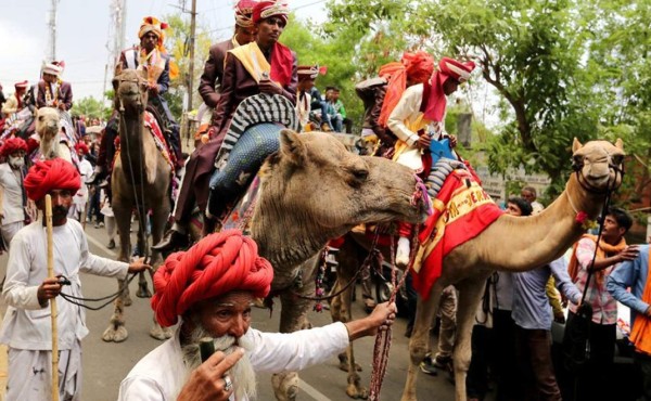 Regalan a mujeres palas de madera para defenderse de sus maridos