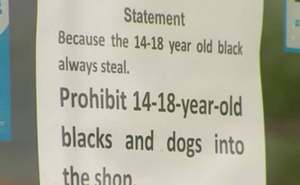 Indignación por rótulo en supermercado que proclama el racismo