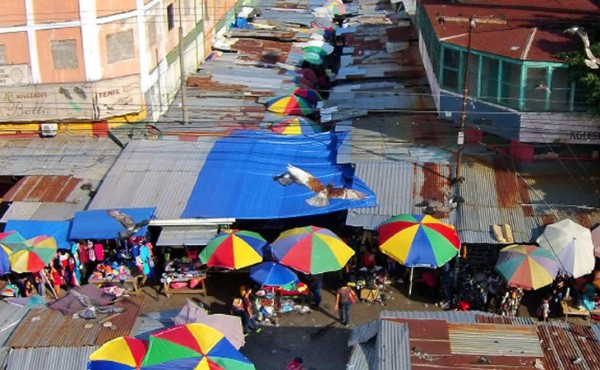 Barrios El Centro y Medina de San Pedro Sula cercados por vendedores