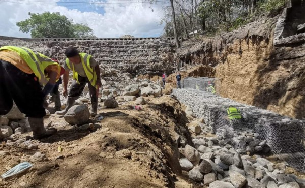 Construyen muros de contención de gaviones en vado Juan Lindo