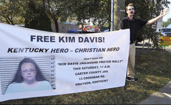 Republicanos respaldan a funcionaria detenida por negarse a formalizar bodas gay