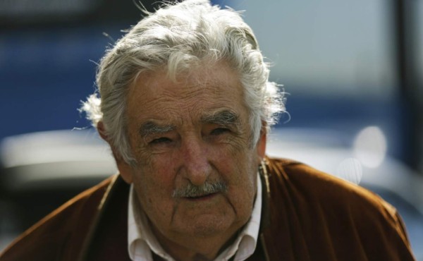 La salud de José Mujica mejora 'muy lentamente'