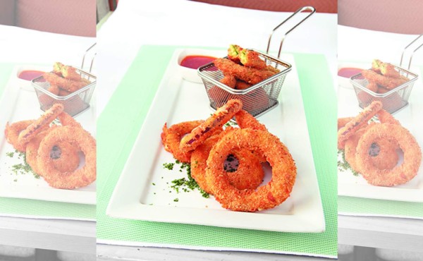 Aros de cebolla rellenos y aguacates fritos