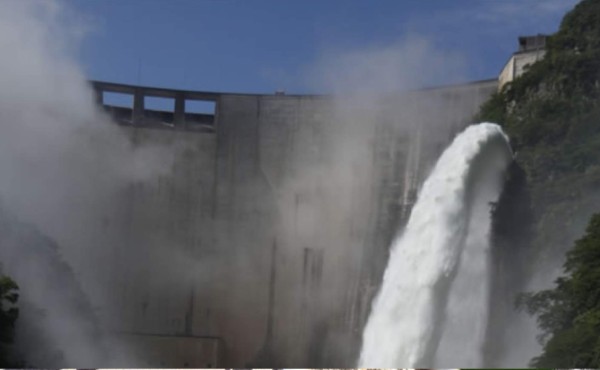 Comienzan las descargas controladas de agua en El Cajón