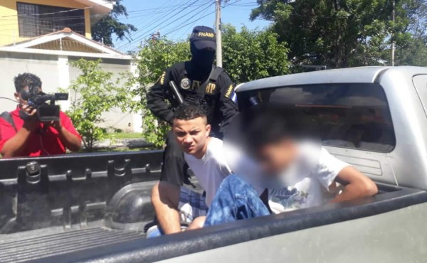 Caen dos presuntos extorsionadores, entre ellos un menor, en la Satélite