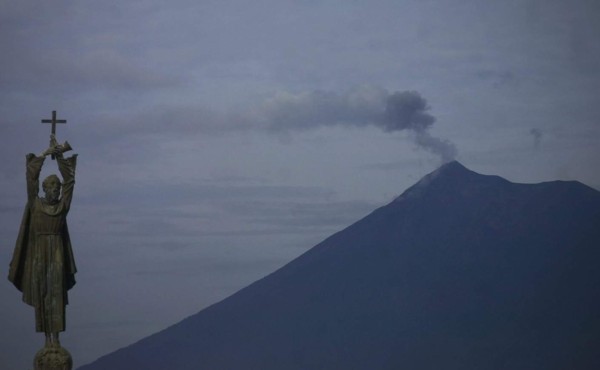 Alerta en Guatemala por explosiones y flujo de lava en el volcán Pacaya