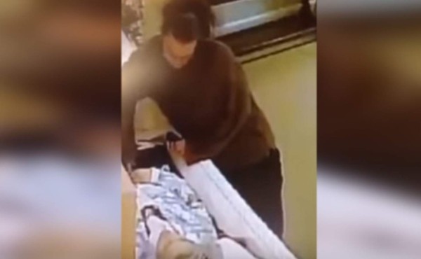 Video capta a mujer robándole el anillo de bodas a una muerta
