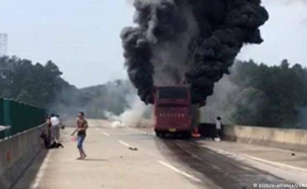 Mueren 35 personas al incendiarse un autobús en China