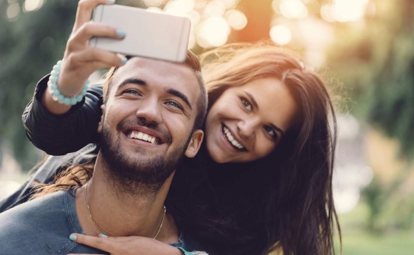 Parejas que menos presumen su amor en redes son más felices