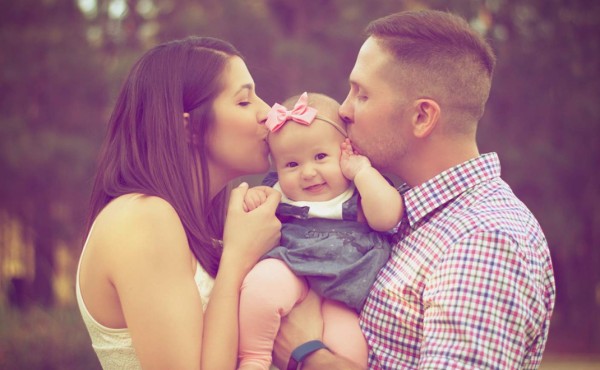 Los abrazos calman más a los bebés cuando son de mamá o papá