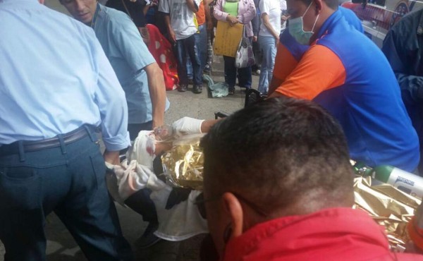 People queue to refill their empty oxygen cylinders in Callao, Peru, on January 29, 2021 amid the COVID-19 coronavirus pandemic. - Relatives of people with COVID-19 are desperate for oxygen to keep their loves ones alive in Peru, where patients have been dying for lack of oxygen. (Photo by ERNESTO BENAVIDES / AFP)