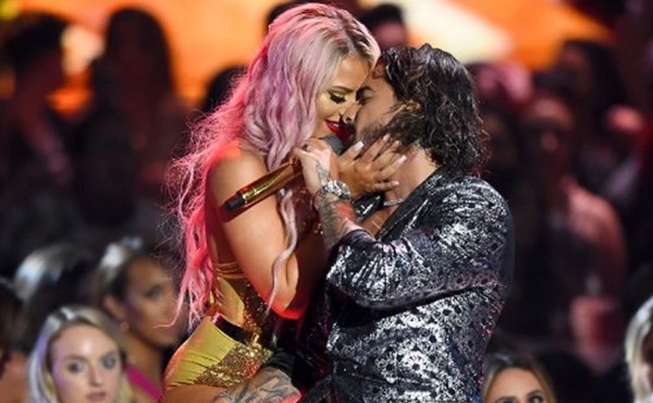 Maluma salió besado y manoseado de los MTV VMA's 2018