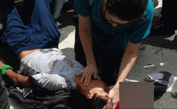 Mueren dos estudiantes en masiva protesta contra Maduro