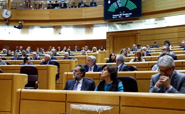 España aprueba medidas para devolver legalidad en Cataluña