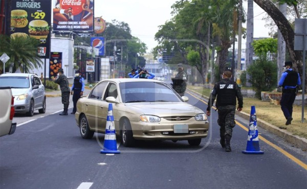 Detenidos, decomiso de vehículos y salvoconductos falsos durante cierre absoluto en San Pedro Sula
