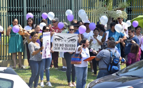 Con plantón piden al Ministerio Público que investigue violación de menor