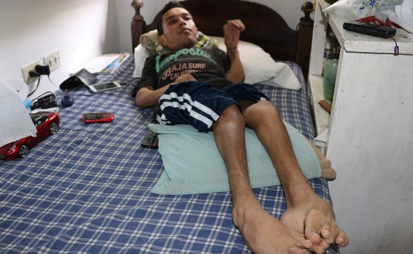 Hondureño se encoge tras jugar con huesos de muertos