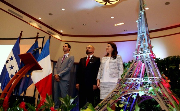 Embajada de Francia celebra su independencia