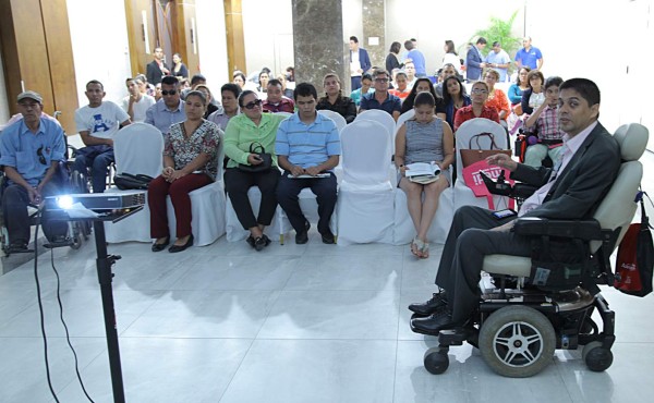 Discapacitados exponen dificultades en congreso