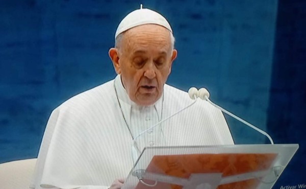 Francisco da la bendición Urbi et Orbi ante un dramático momento de la humanidad