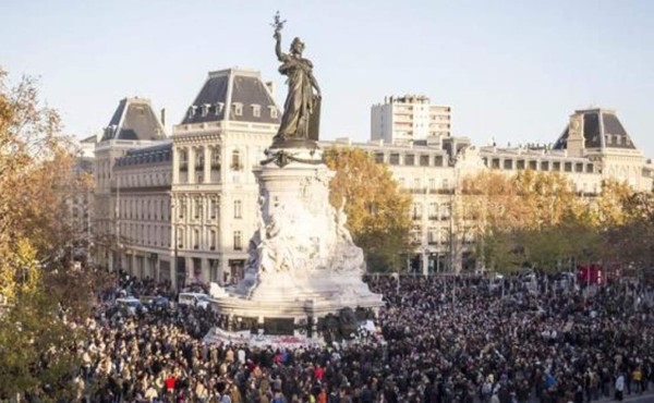 Estampida en la Plaza de la República de París por un estallido