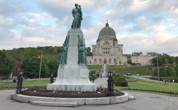 Apuñalan a un sacerdote mientras oficiaba una misa en Montreal