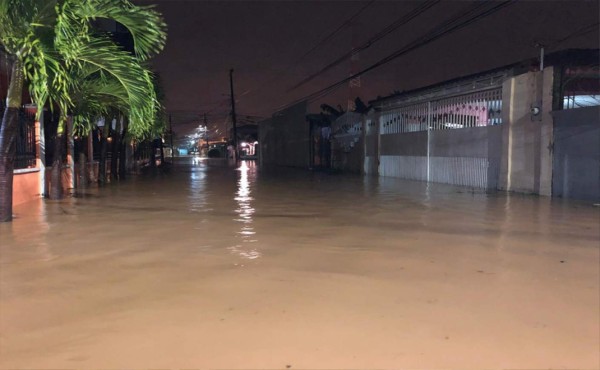 Lluvias del frente frío desbordan quebradas e inundan viviendas en La Ceiba