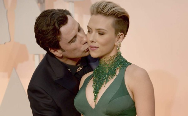 John Travolta besó a Scarlett Johansson
