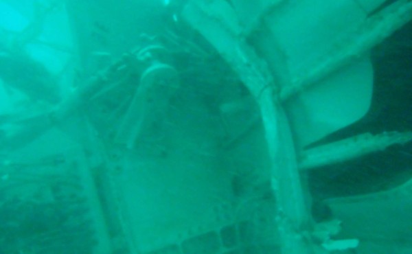 Autoridades indonesias hallan la cola del avión AirAsia