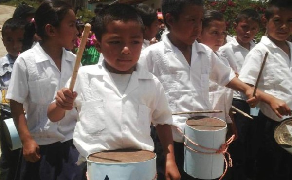 Con latas niños celebran su amor por Honduras