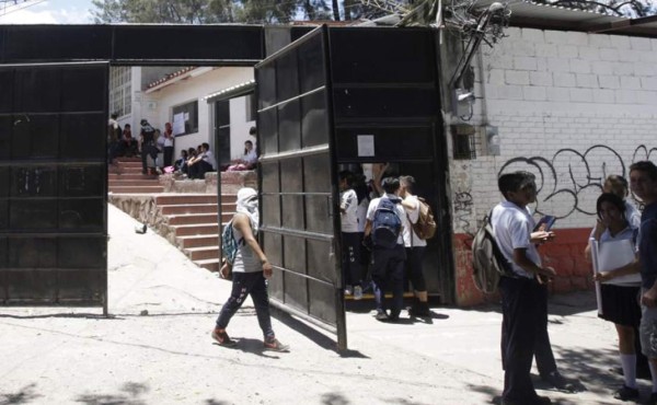 Estudiantes cierran el instituto Ugarte en protesta contra alfabetización